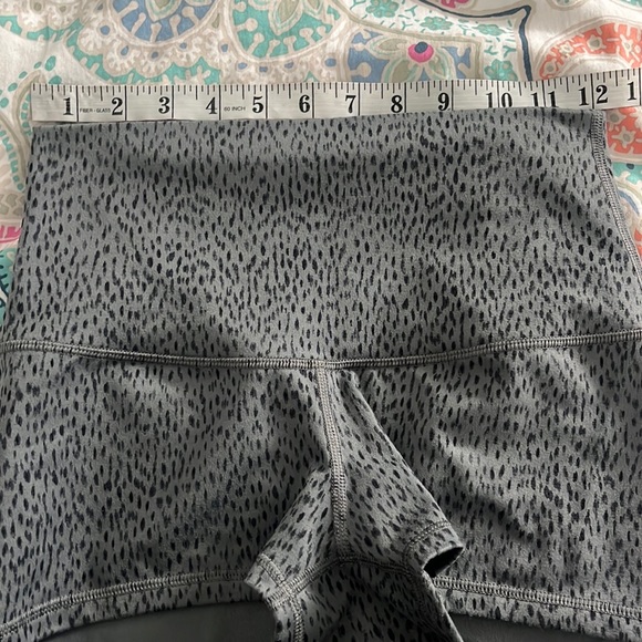 Lululemon Boogie Short *Roll Down - Picture 4 of 5